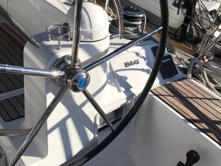 Uthyrning Segelbåt  Jeanneau med en båtlicens 