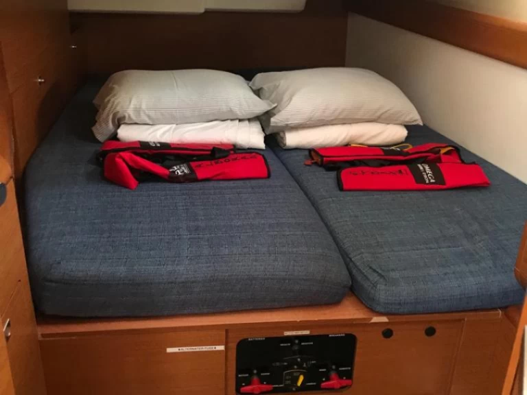 Uthyrning Segelbåt  Jeanneau med en båtlicens 