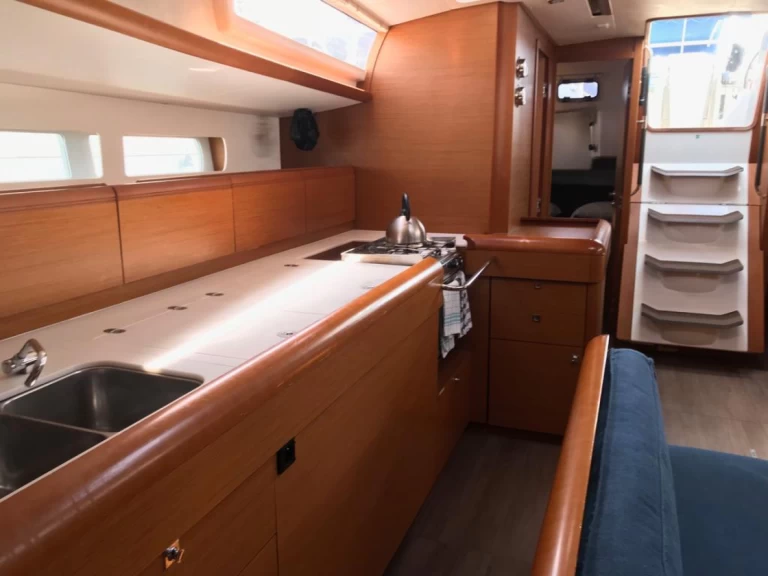 Jeanneau Sun Odyssey 519 charter bareboat eller skeppad i Palmeira