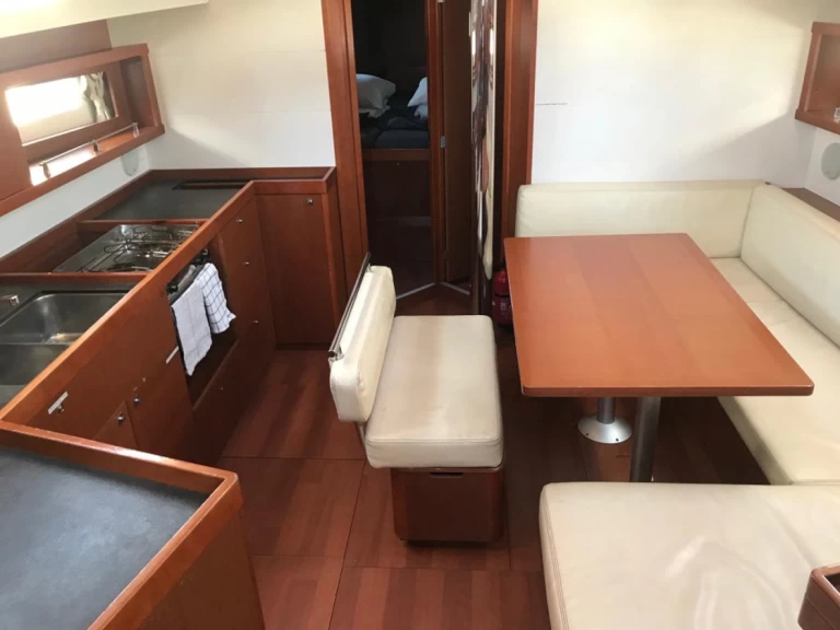 Bénéteau Oceanis 45 charter bareboat eller skeppad i Las Galletas