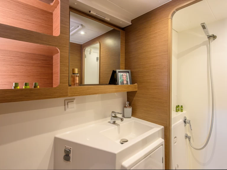 Lagoon Lagoon 42 charter bareboat eller skeppad i Trogir 