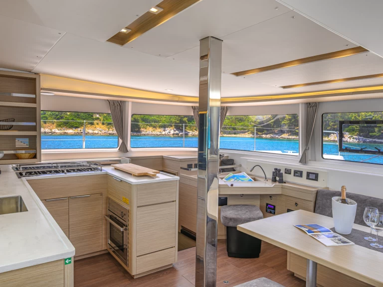 Hyra Katamaran  med eller utan skeppare Lagoon Trogir  