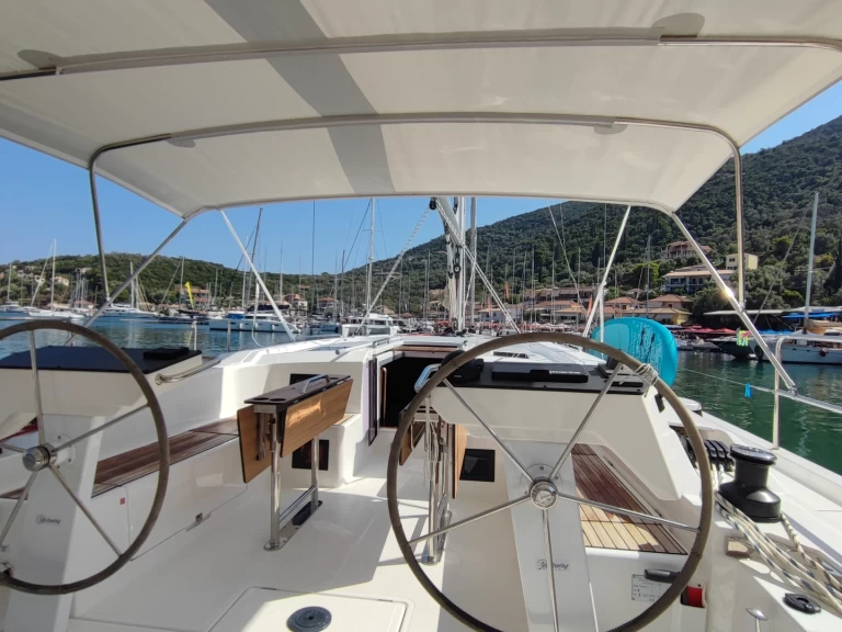 Bavaria Bavaria C46 charter bareboat eller skeppad i Sývota