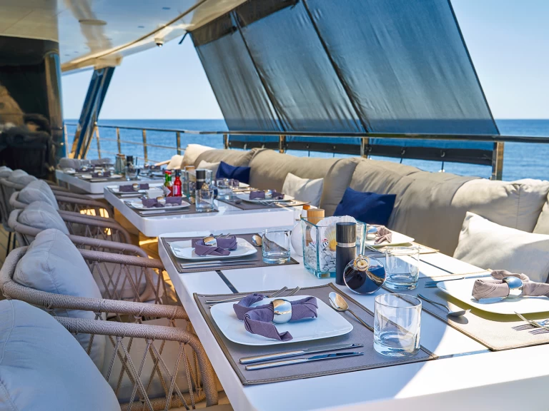  ICY 55 charter bareboat eller skeppad i Split 