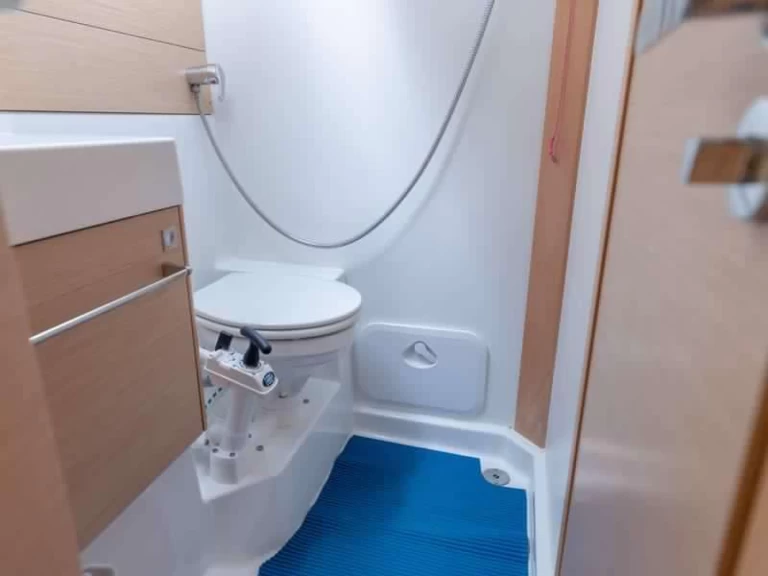 Uthyrning Segelbåt  Jeanneau med en båtlicens 