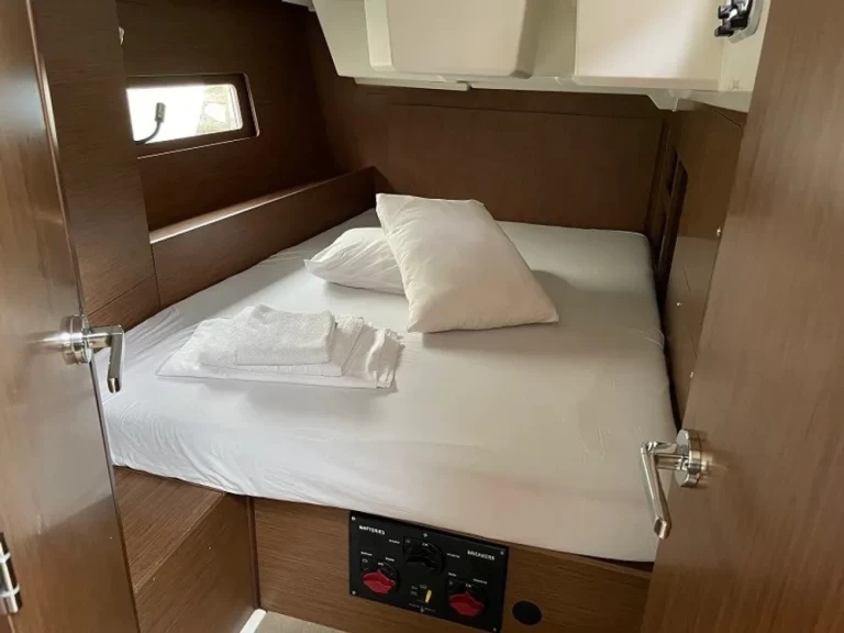 Bénéteau Oceanis 46.1 charter bareboat eller skeppad i Palairos