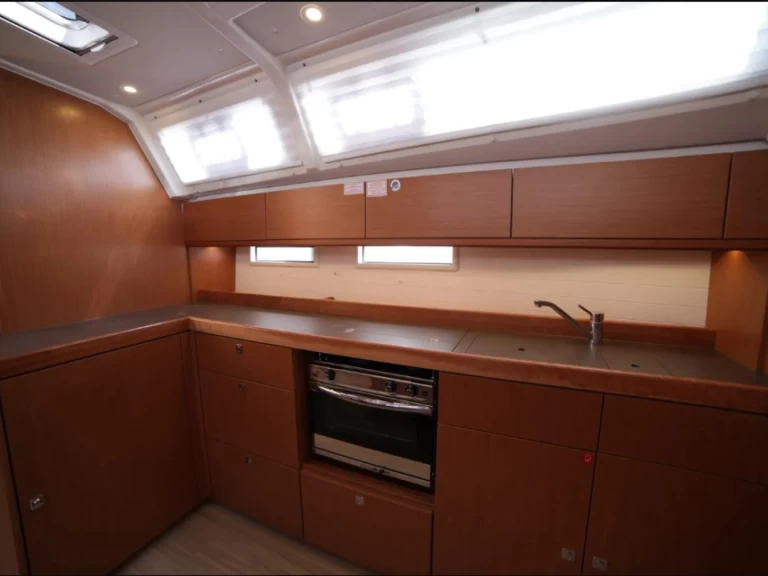 Bavaria Cruiser 46 charter bareboat eller skeppad i Orhaniye