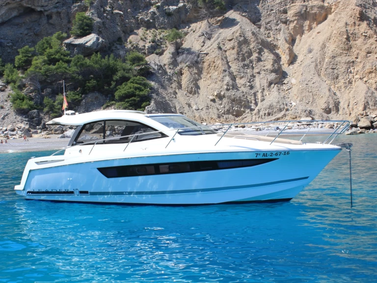 Uthyrning Motorbåt  Jeanneau med en båtlicens 