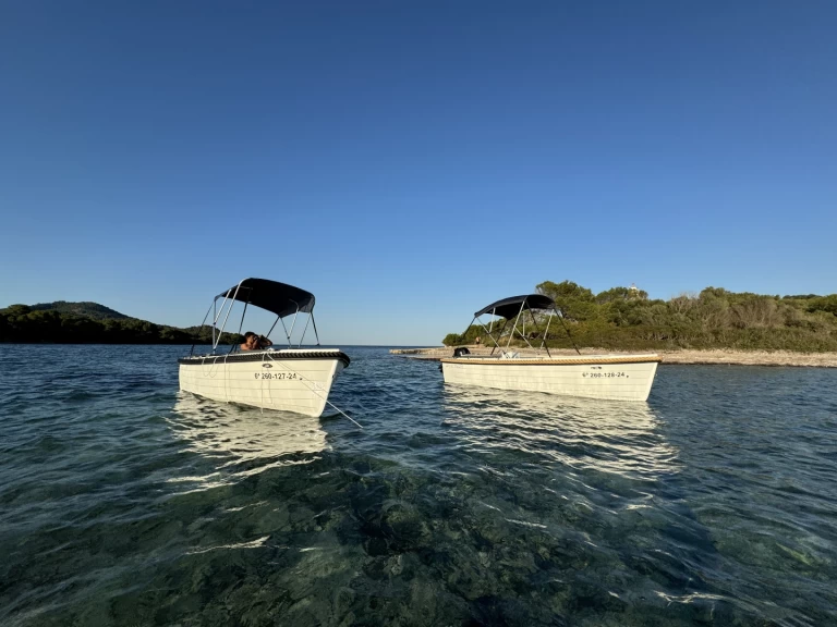 Uthyrning Motorbåt  Silver med en båtlicens 