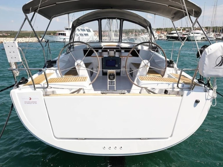 9 Hanse 388 charter bareboat eller skeppad i Hyeres
