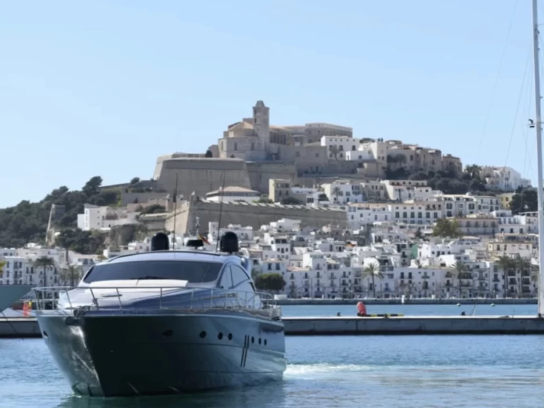 Pershing Pershing 62 charter bareboat eller skeppad i Ibiza Town