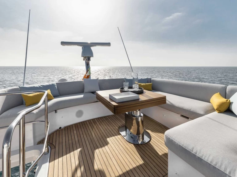 Lyx yacht för uthyrning Polignano a Mare till det bästa priset 