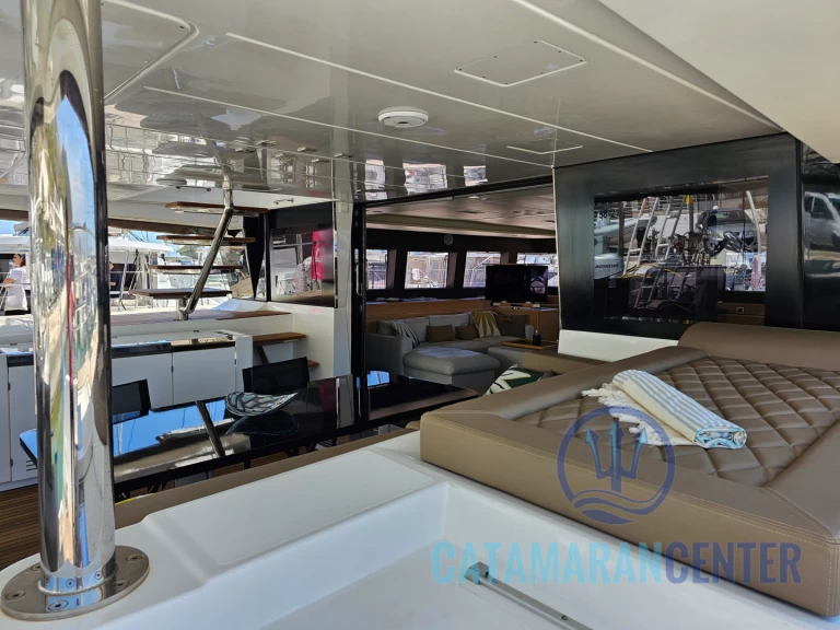 Lagoon Lagoon 630 Motor Yacht charter bareboat eller skeppad i Barcelona