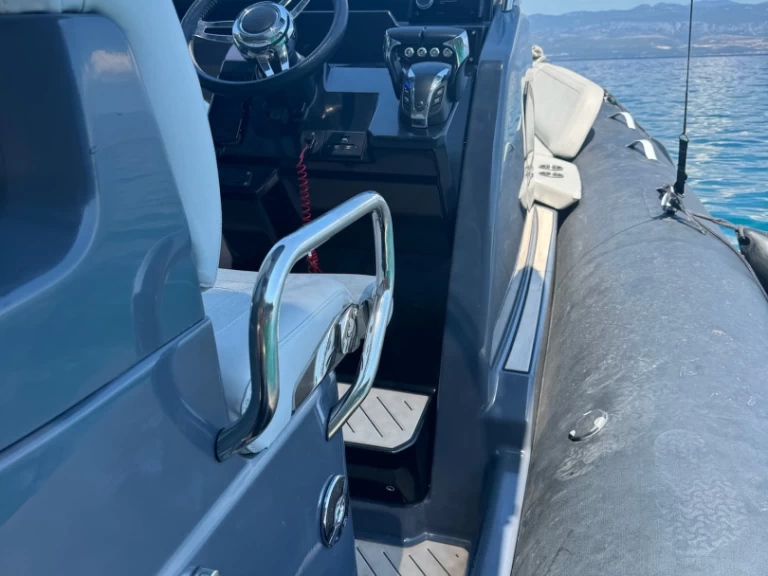 Zodiac Medline 9 charter bareboat eller skeppad i Opatija