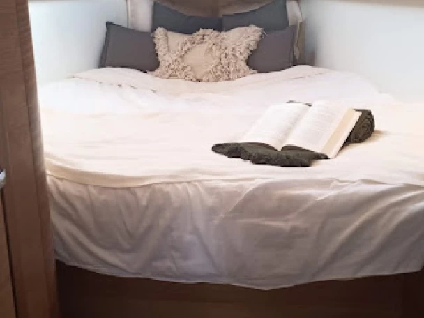 Elan Impression 40.1 charter bareboat eller skeppad i Ibiza Town