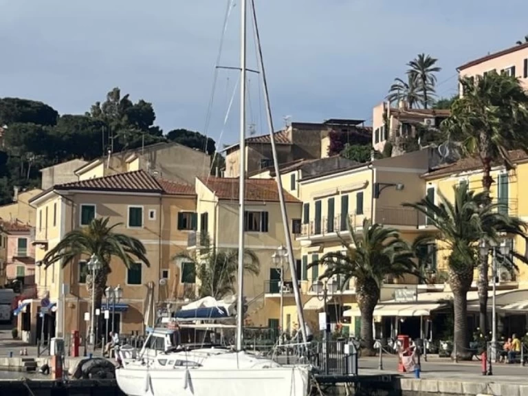 Jeanneau Sun Fast 32i charter bareboat eller skeppad i Santa-Maria-Poggio