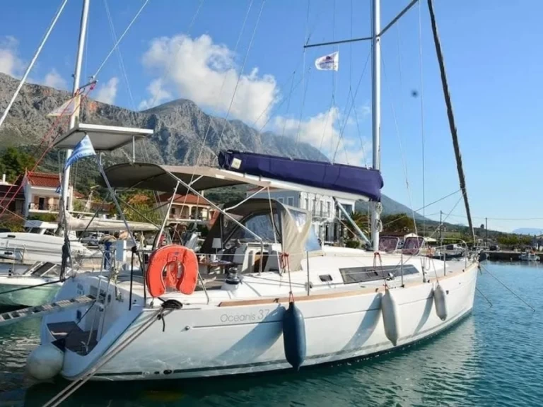 Hyr en Bénéteau Oceanis 37 Palairos 