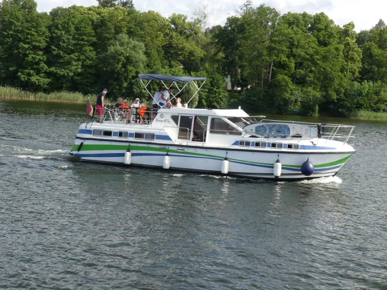 Hyra Motorbåt  med eller utan skeppare  Lübz 
