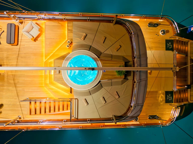  Luxury Motor Sailer M charter bareboat eller skeppad i Split 