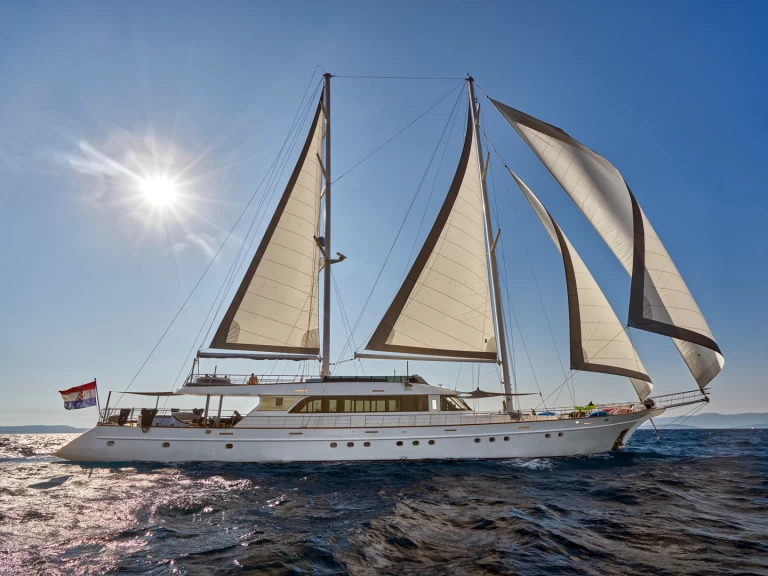 Hyr en  Luxury motor sailer Split  