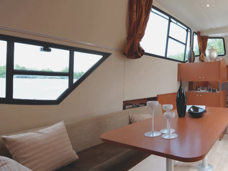 Le Boat Minuetto charter bareboat eller skeppad i Precenicco