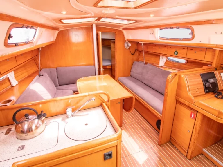 Hyra Segelbåt  med eller utan skeppare Bavaria Nikiána 