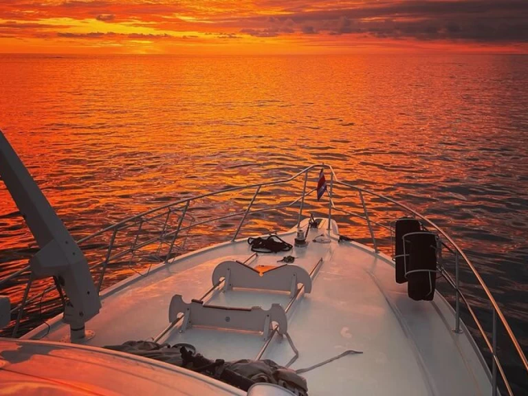 Sea Ray Sea Ray 53 charter bareboat eller skeppad i Quepos