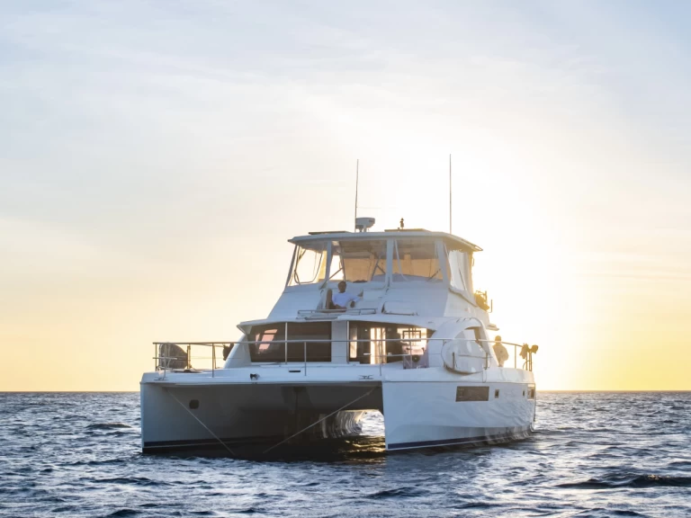 Uthyrning Katamaran  Power Cat  med en båtlicens 