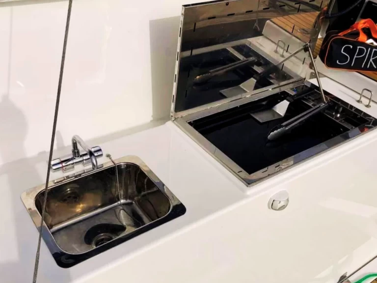 Dufour Dufour 470 charter bareboat eller skeppad i Cagliari