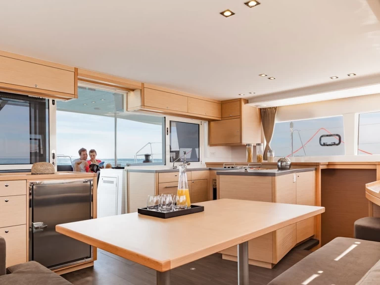 Hyra Katamaran  med eller utan skeppare Lagoon Portocolom 