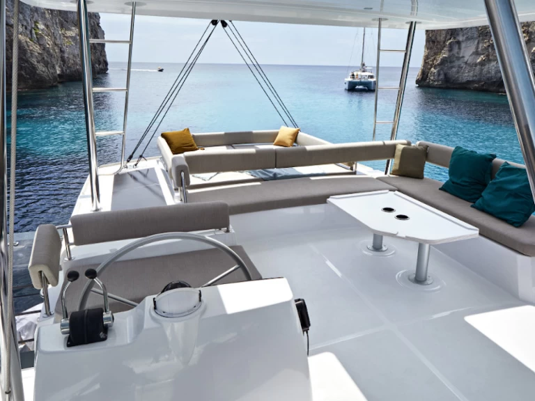 Bali Bali 4.8 (5+1 cab) charter bareboat eller skeppad i Lavrio