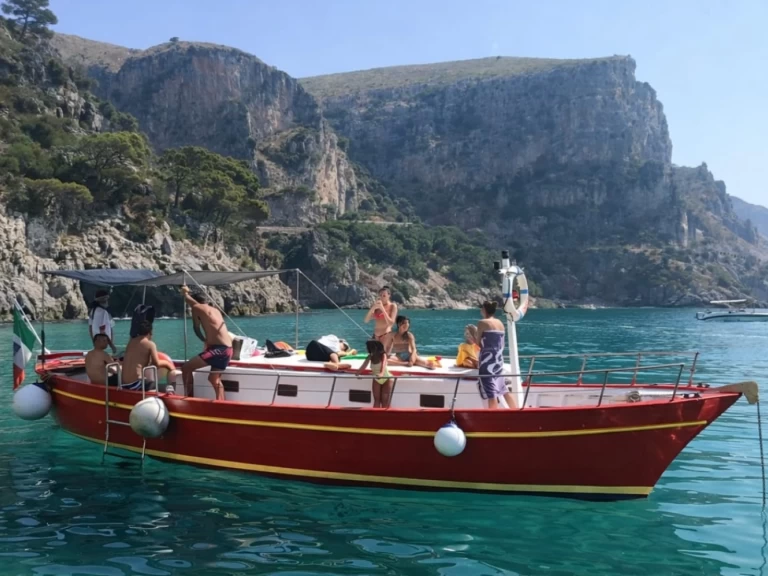 Hyra Motorbåt  med eller utan skeppare Gozzo Porto di Torre del Greco 