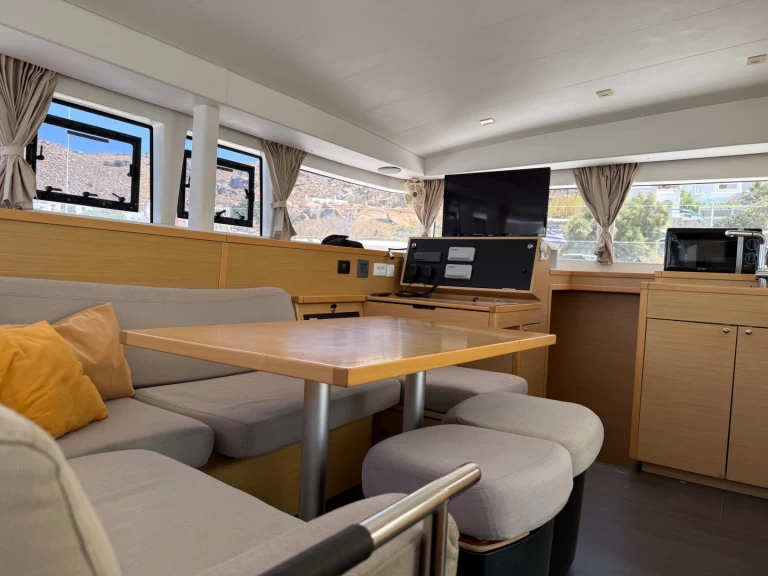 Hyra Katamaran  med eller utan skeppare Lagoon Alimos 