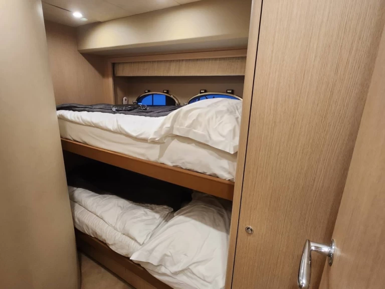 Lyx yacht för uthyrning Podstrana till det bästa priset 