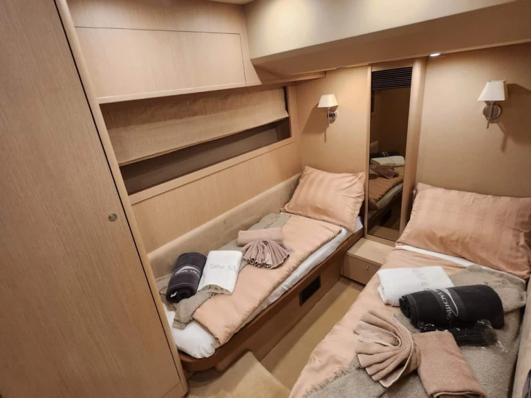 Princess Princess 62 charter bareboat eller skeppad i Podstrana