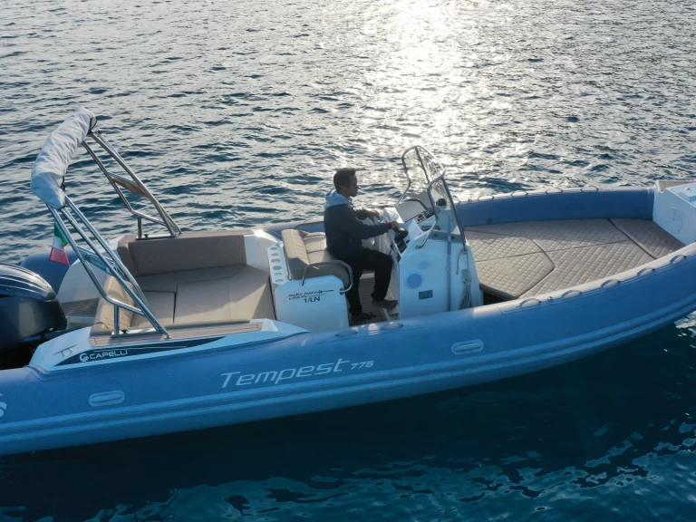 Uthyrning RIB Capelli med en båtlicens 