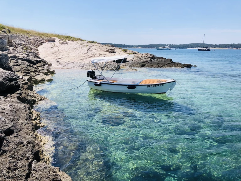 Učka 4.5 charter bareboat eller skeppad i Medulin