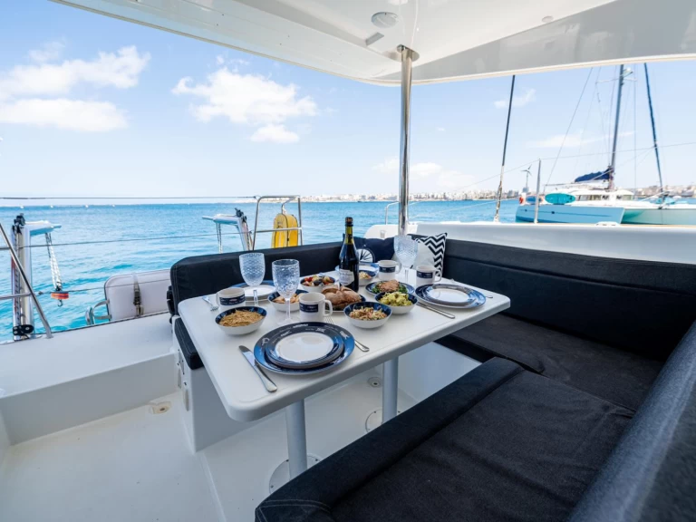 Hyra Katamaran  med eller utan skeppare Lagoon Ta' Xbiex 