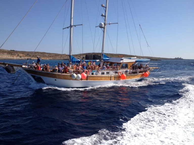 Stalen Zeiljacht Motiva 39 charter bareboat eller skeppad i Buġibba