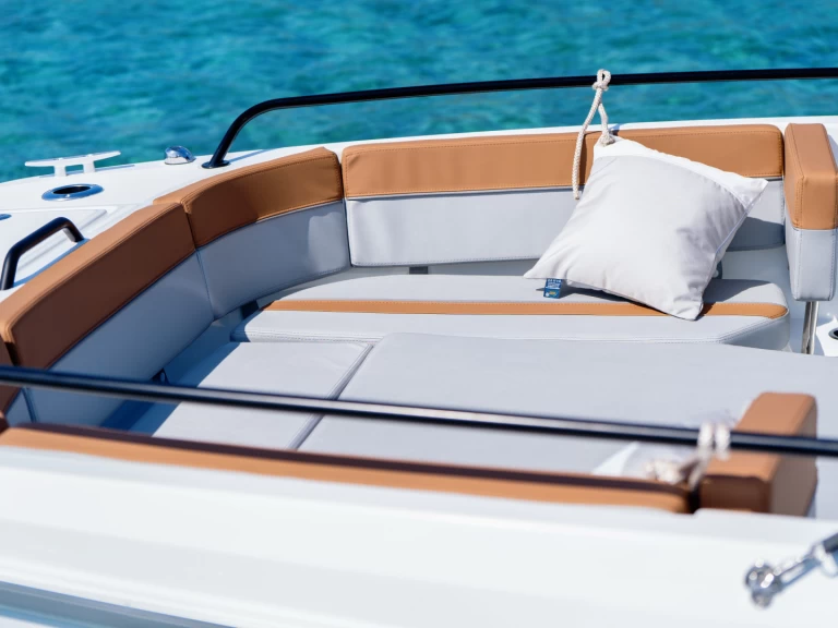 Hyra Motorbåt  med eller utan skeppare Bénéteau Mahon 