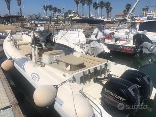 Uthyrning RIB TECNO med en båtlicens 