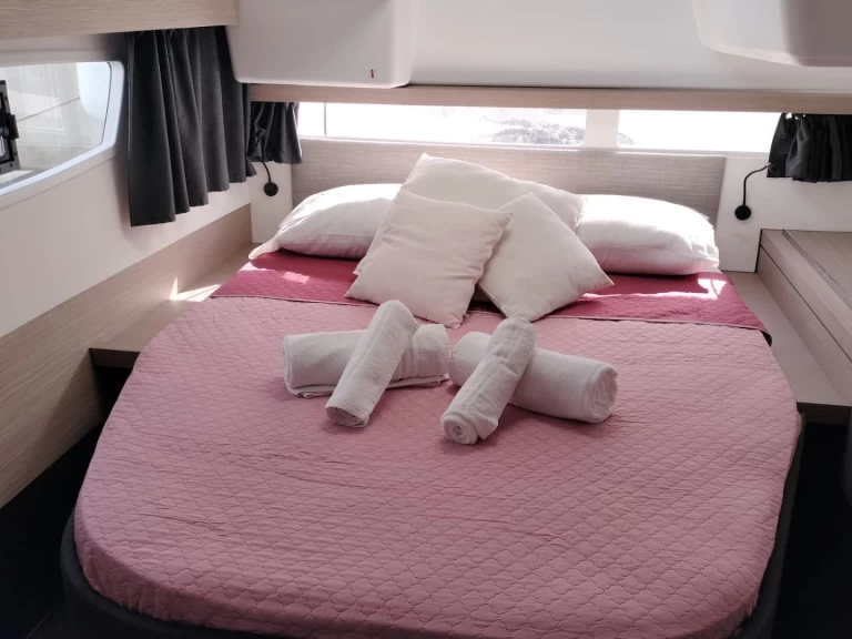 Hyra Katamaran  med eller utan skeppare Fountaine Pajot Cagliari 