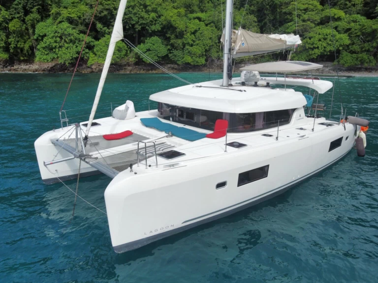Lagoon Lagoon 42 charter bareboat eller skeppad i Playa Hermosa