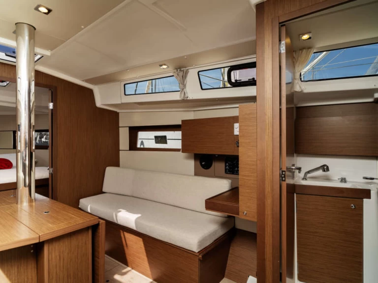 Hyr en Bénéteau Oceanis 38 Olbia 