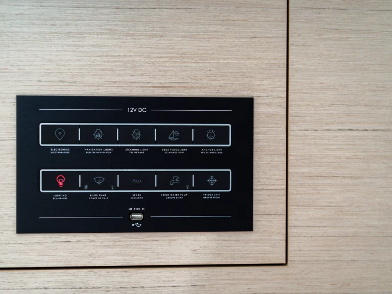 Bénéteau Oceanis 40.1 charter bareboat eller skeppad i Olbia