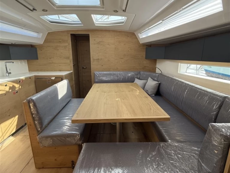 Elan Impression 45 charter bareboat eller skeppad i Pula 