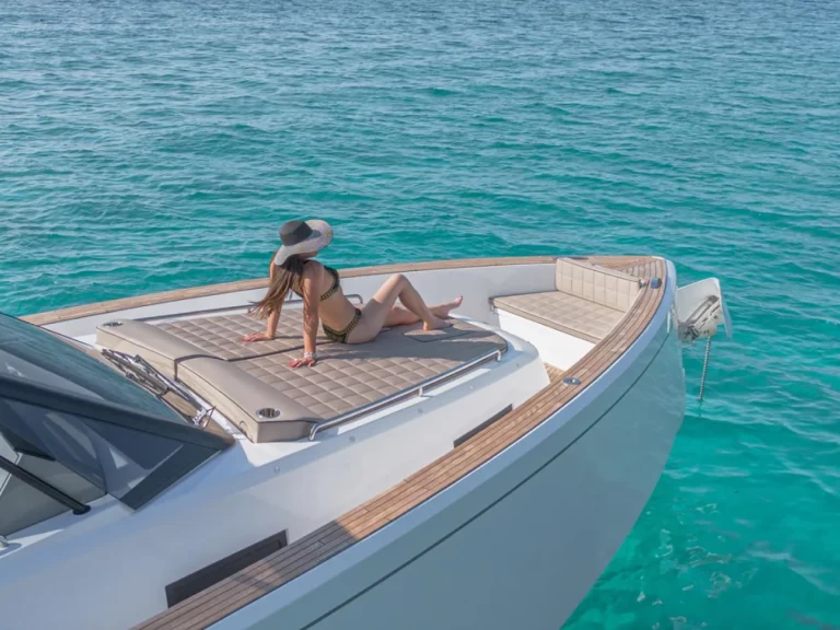 Uthyrning Lyx yacht Pardo Yachts med en båtlicens 