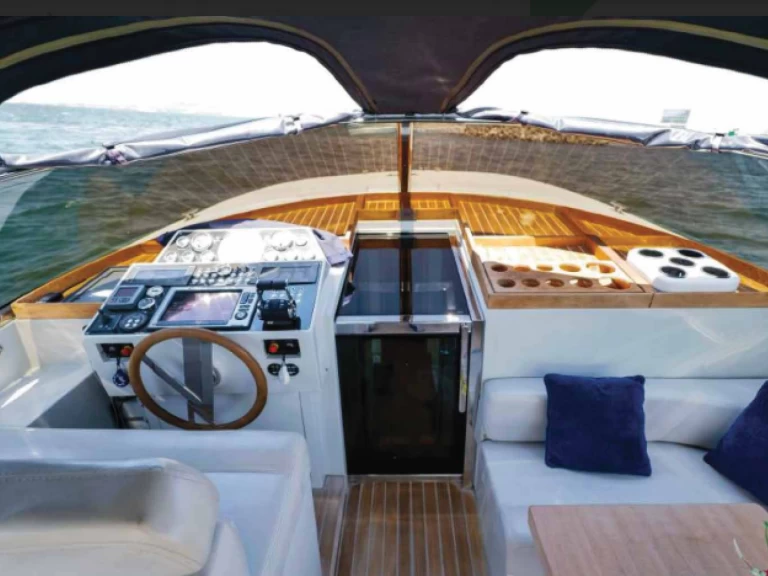 Uthyrning Motorbåt  XL MARINE 51 med en båtlicens 