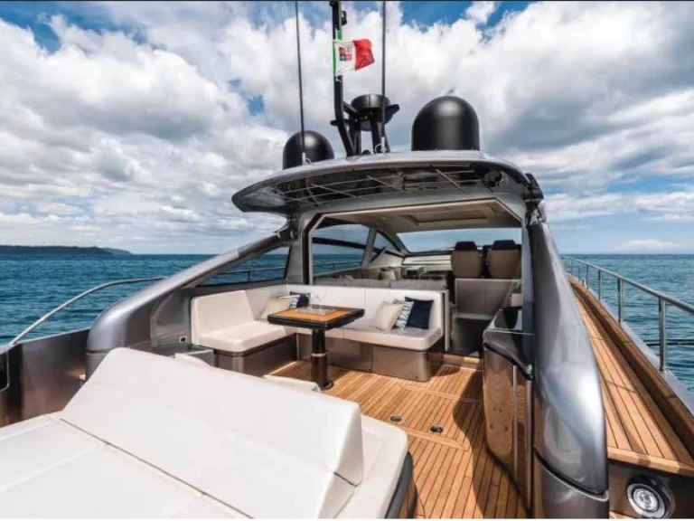 Uthyrning Motorbåt  Pershing med en båtlicens 