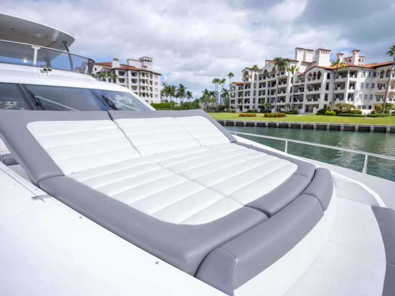 Hyra Lyx yacht med eller utan skeppare Sunseeker Miami Beach 